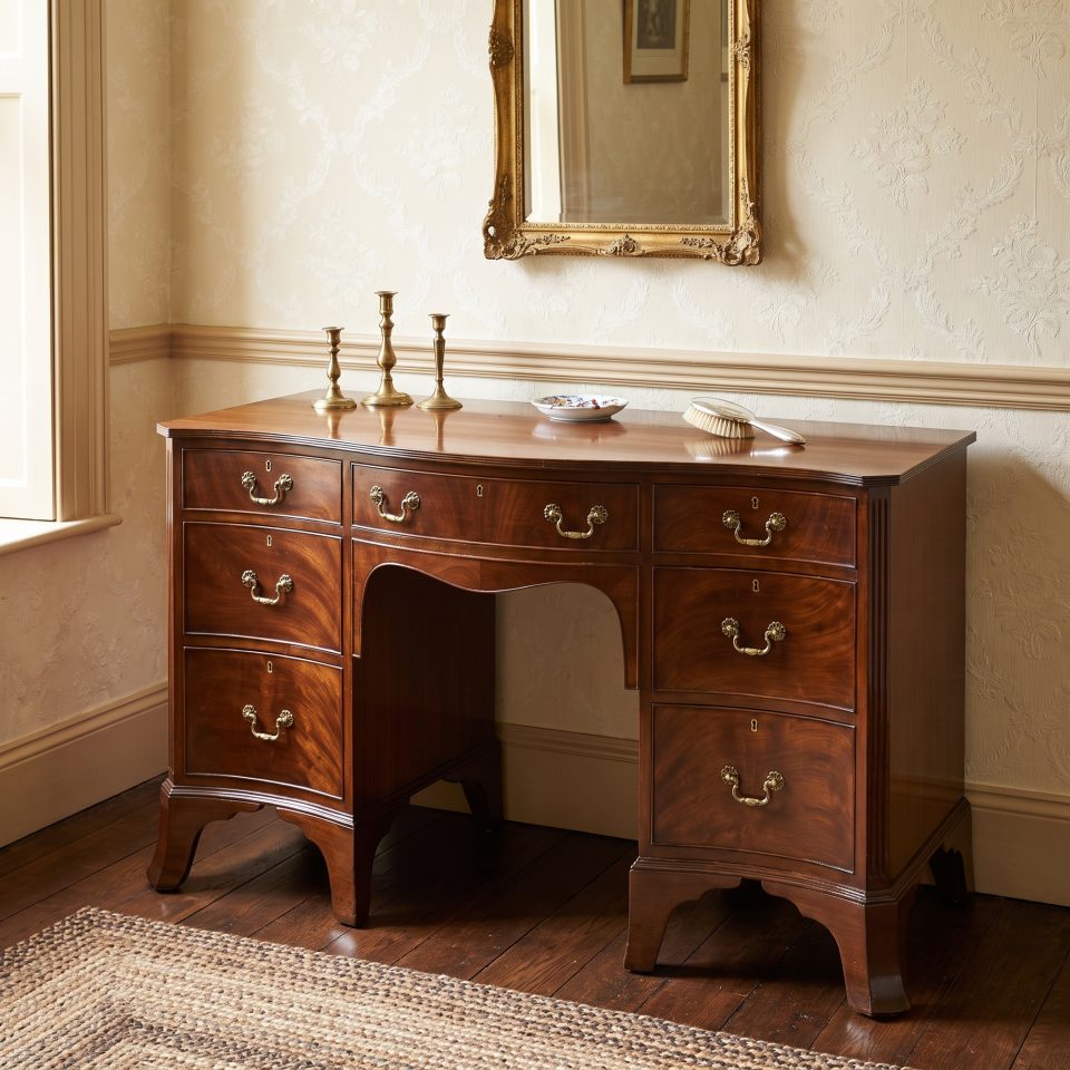 Serpentine-fronted mahogany dressing table